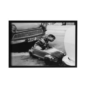Quadro Fotográfico Criança Dirigindo para Sala, Quarto, Escritório , Corredores, 52x37cm C/ Vidro 3mm e Moldura em Madeira na cor preta