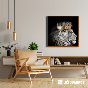 Quadro decorativo “Leão com Coroa” para salas, quartos, hotéis e escritórios. com vidro 3mm e moldura na cor amadeirada