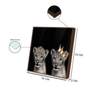 Quadro decorativo “Casal de leões filhotes” para salas, quartos, hotéis e escritórios. com vidro 3mm e moldura na cor amadeirada.